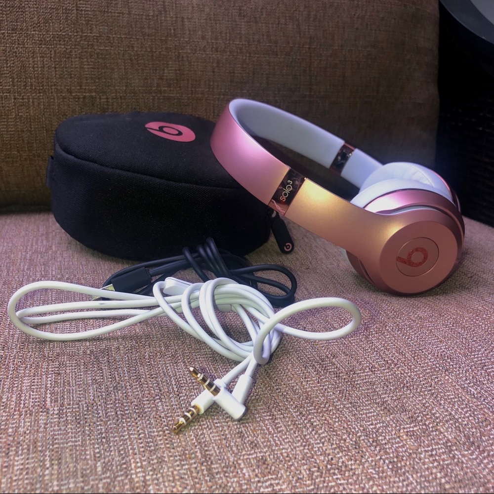 Rose Gold beats solo3 wireless🕺🏽only used twice